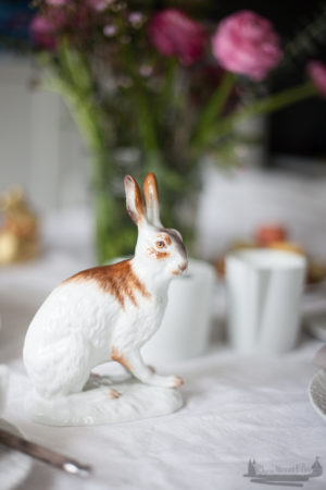 Ein Festlich Gedeckter Tisch Zum Osterfest Mit Porzellan Von MEISSEN