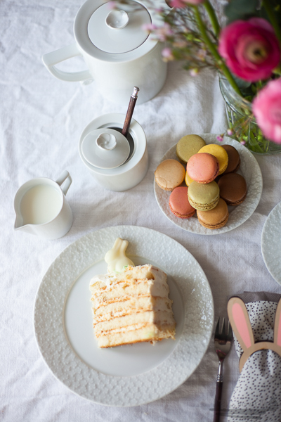 Rheinherztelbe Festlich gedeckter Tisch zum Osterfest | Naked Cake mit Vanille - Mascarpone - Füllung